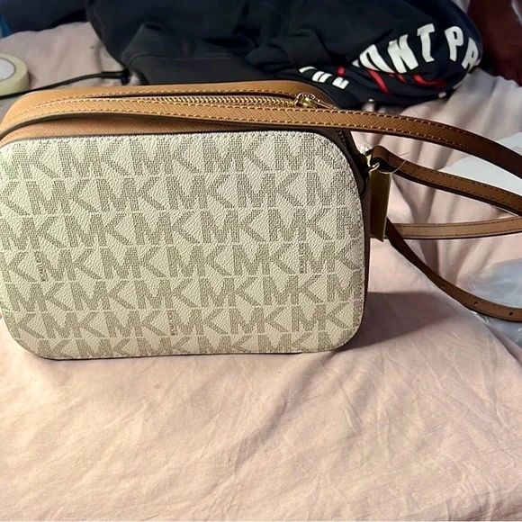 Michael Kors Houston Large Zip Crossbody Bag cream/tan retail $198 - Picture 5 of 12
